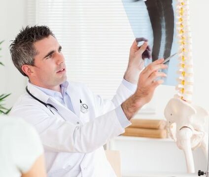 A partir dun exame de raios X, o médico poderá diagnosticar a osteocondrose.